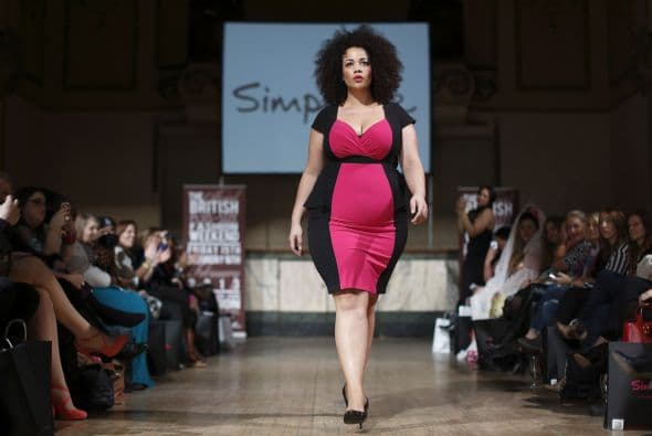 Si tienes mucho busto, evita un escote tan pronunciado, o prepárate para revelar un poco más de tus encantos.