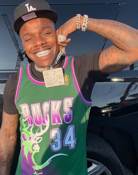 DaBaby fue detenido y luego arrestado por agresión en relación con el incidente. Según el 
<b><a href="https://www.eluniversal.com.mx/espectaculos/arrestan-al-rapero-dababy-tras-golpear-promotores-de-su-concierto" target="_blank">informe policial</a></b>, EFE señaló que a Kenneth le robaron 80 dólares, una tarjeta de crédito, un iPhone 7 y luego lo rociaron con jugo de manzana.