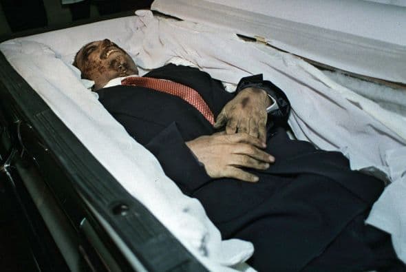 Sin embargo, el legendario "Señor de los Cielos", Amado Carrillo tuvo una muerte digna de actor de película, que despertó todo tipo de sospechas. Murió en 1997, tras someterse a una cirugía estética presuntamente mal realizada para lograr ocultar su identidad.