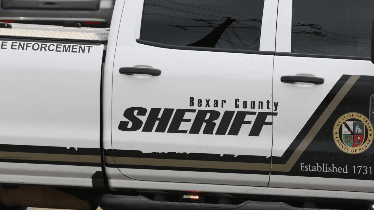 Los dos vehículos involucrados son un Ford Mustang blanco 2017, que terminó con la parte frontal prensada, y un Lexus RX3 negro 2013, que acabó volcado. 
<br>
<br>La víctima iba en el Lexus, mientras que un sospechoso de 20 años manejaba el Mustang.
<br>
<br>
<b>Él no ha sido identificado aún por las autoridades y no está en la cárcel por sus condiciones médicas tras el choque.</b>