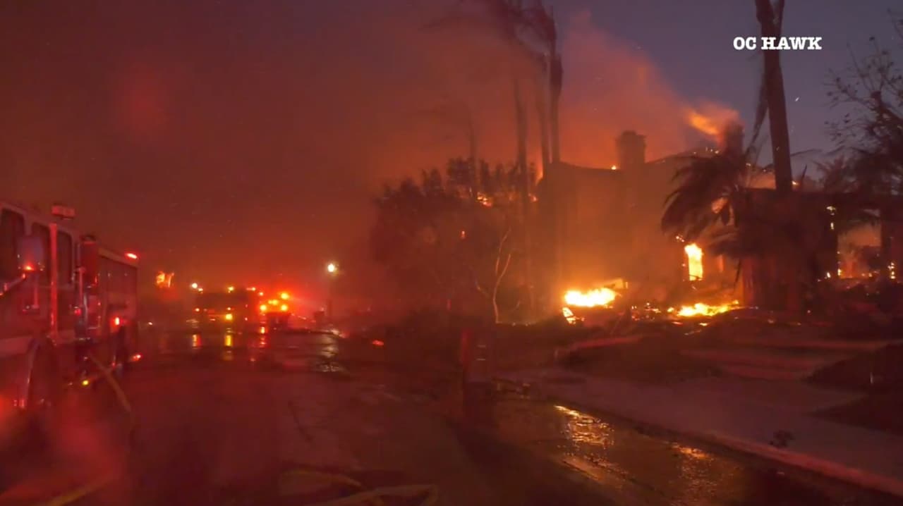 Las laderas de la montaña donde se encuentra la comunidad de casas de millones de dólares estaban llenas de arbustos secos convirtiéndose en combustible para la propagación de las llamas.