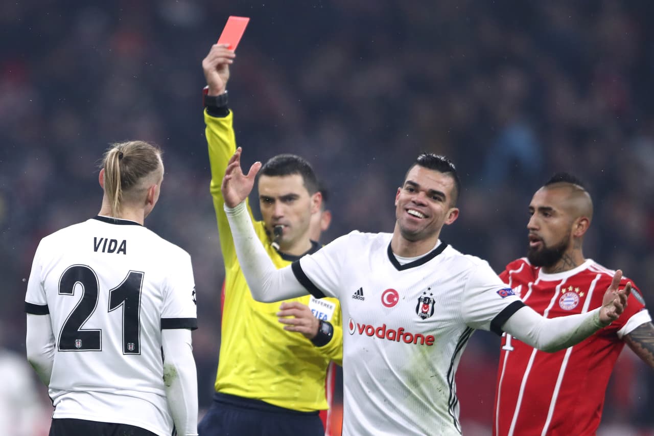 Al minuto 16, el partido cambió su cara con la expulsión de roja directa a Domagoj Vida.