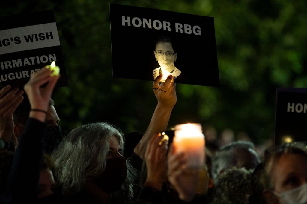 A pesar de la gran disputa política que ha desatado la muerte y las
<b><a href="https://www.univision.com/noticias/elecciones-en-eeuu-2020/que-pasara-con-la-vacante-que-deja-la-magistrada-ginsburg-te-explicamos-por-que-es-importante">profundas implicaciones que puede tener su reemplazo</a></b>, fuera de la Corte Suprema las personas se han reunido en un ambiente de respeto y paz.