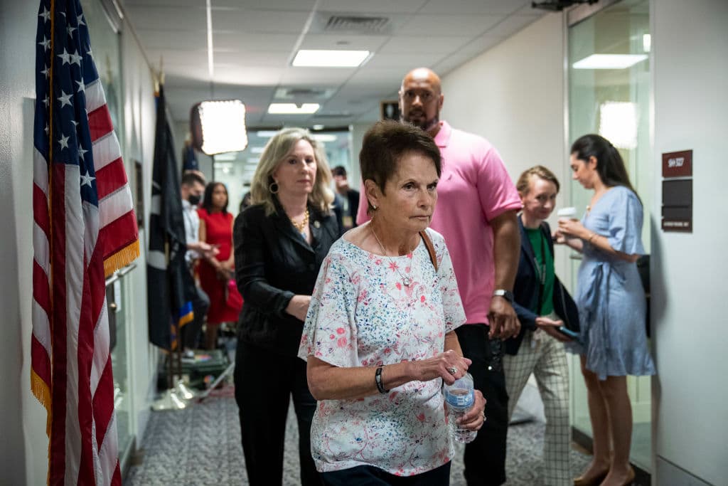 La madre del policía que murió tras el asalto al Capitolio pide a senadores republicanos aprobar una investigación