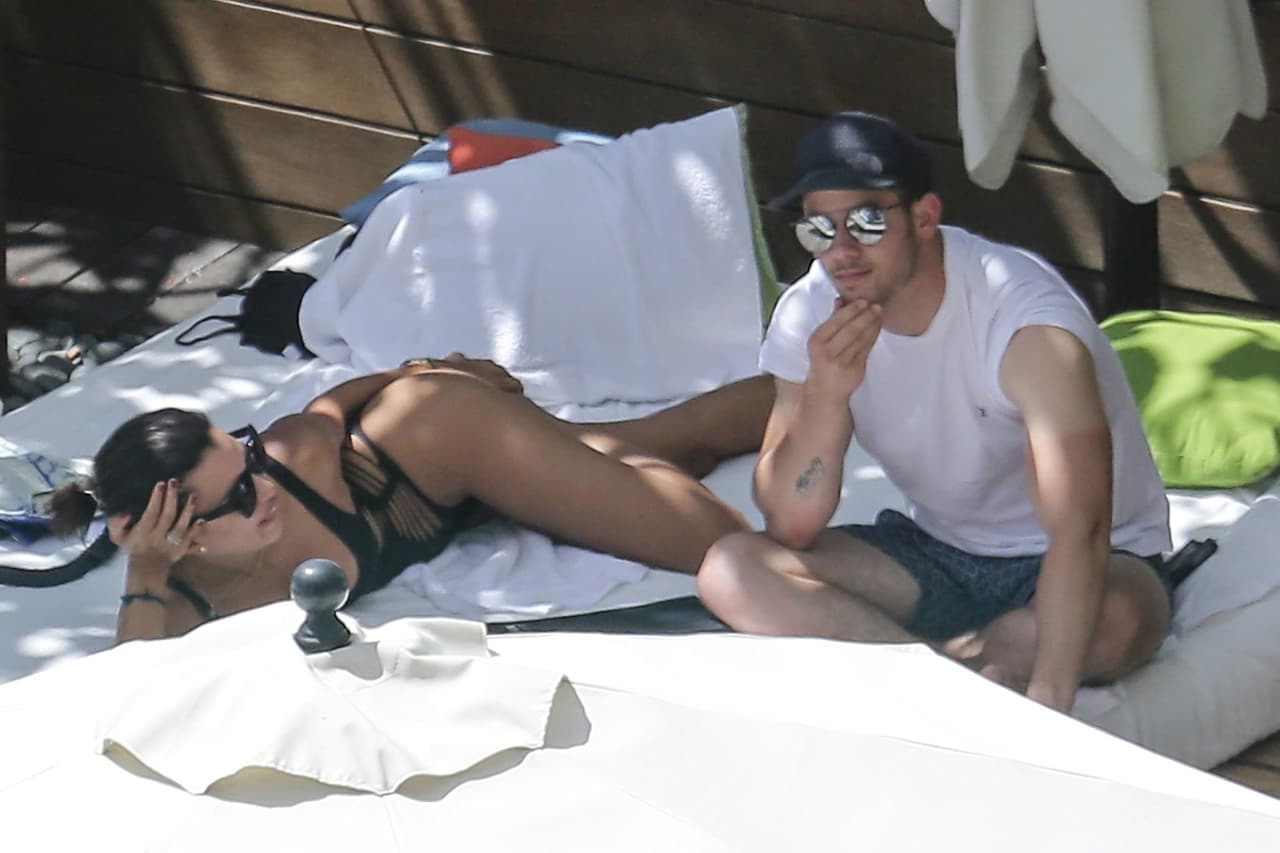 Se puso en una posición muy coqueta.