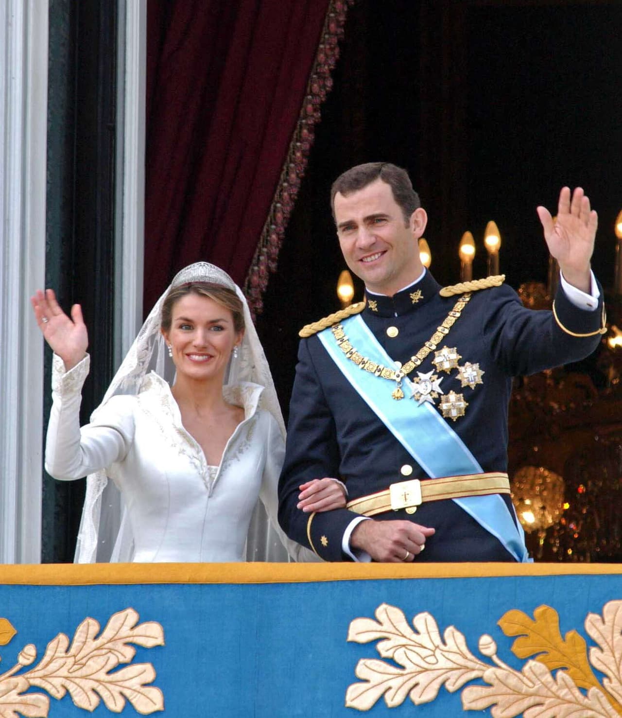 Letizia Ortíz Rocasolano fue muy polémica por su vida como plebeya (y divorciada) antes de casarse con el príncipe Felipe de Borbón. Ahora, son reyes de España.