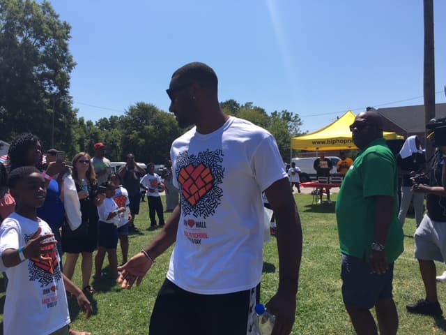 Wall, nativo de Raleigh, juega con el equipo Washington Wizards de la NBA.