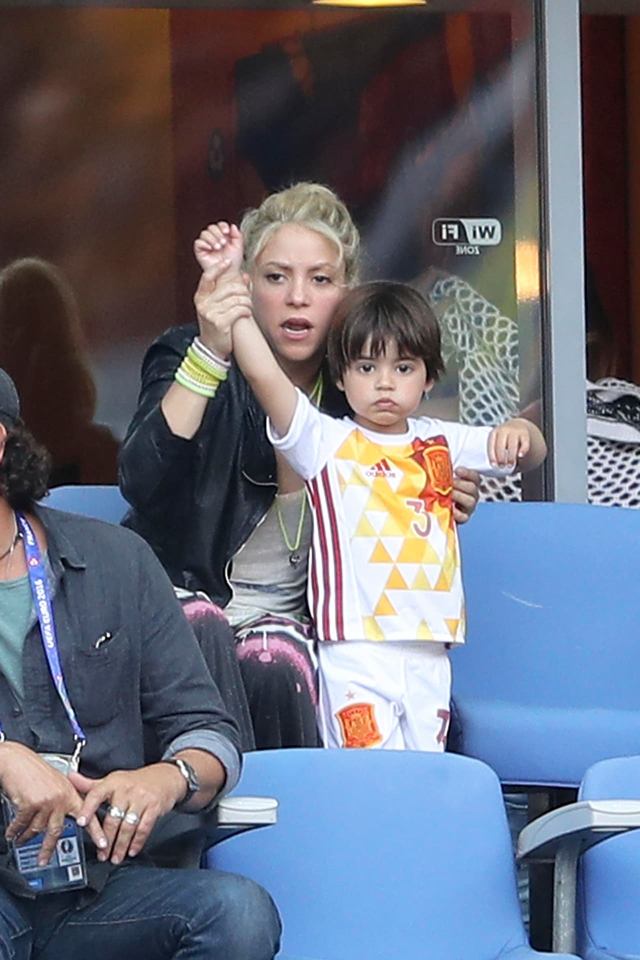 Siempre acude acompañada de sus peques.