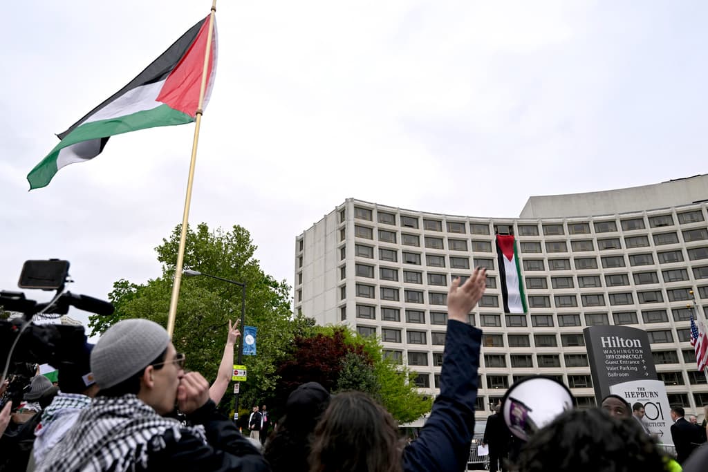 Los manifestantes fuera del hotel Hilton vitorearon al desplegarse una bandera palestina desde una de las ventanas del hotel, en donde se celebra tradicionalmente la cena anual de los corresponsales de la Casa Blanca.