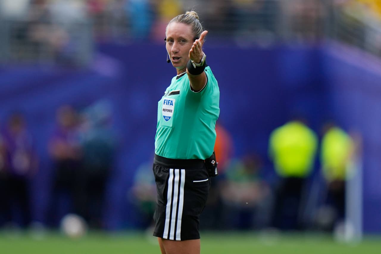 La árbitra Tori Penso silbando el partido.