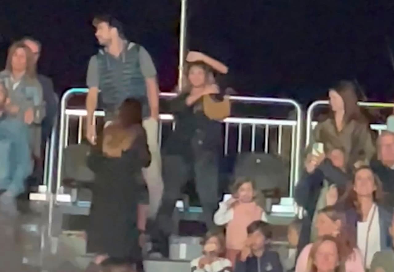 De acuerdo con una fuente del show español 'Socialite', la expareja supuestamente había acordado que "no podían aparecer en público junto a sus parejas durante su primer año de ruptura". 
<br>