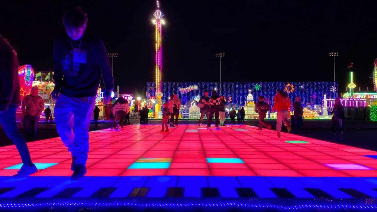 Tiene una pista que cambia de colores con cada paso que das y gusta mucho de los niños.