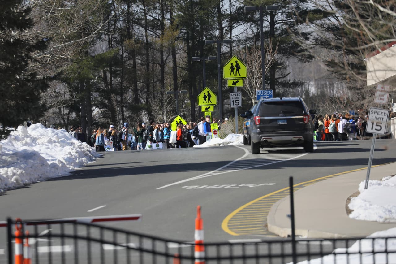 <b>Sandy Hook, Connecticut. </b>Los estudiantes de la secundaria Newtown participaron en la huelga. En diciembre de 2012 un joven de 20 años de edad, entró disparando a la primaria local de esta ciudad y 
<a href="https://www.univision.com/noticias/tiroteos/en-fotos-a-cinco-anos-de-la-matanza-en-la-escuela-primaria-sandy-hook-fotos"><u>asesinó a 20 niños y seis adultos, entre alumnos y maestros de la escuela</u></a>.