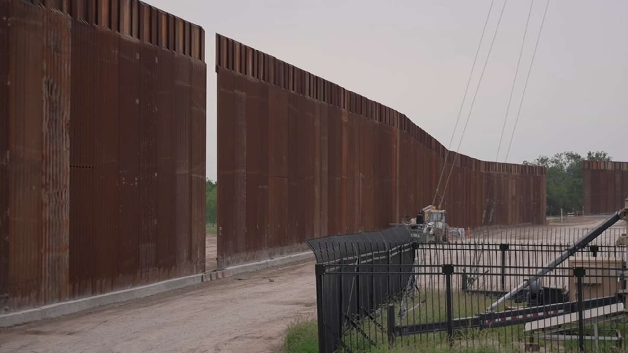 Muro fronterizo avanza en Laredo y llega a patios privados; vecinos exigen cambios