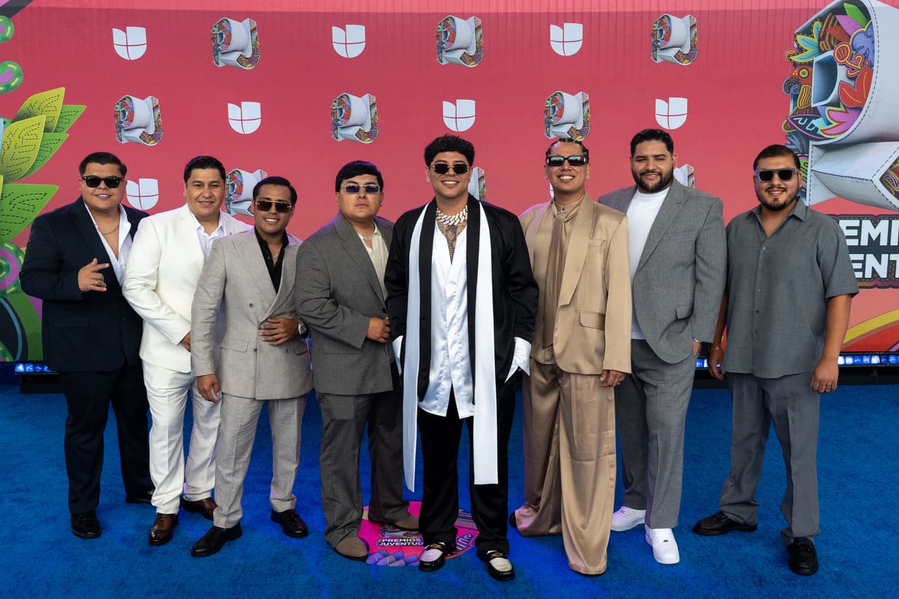 Los chicos de 
<b>Grupo Firme</b> arribaron muy contentos a Premios Juventud.