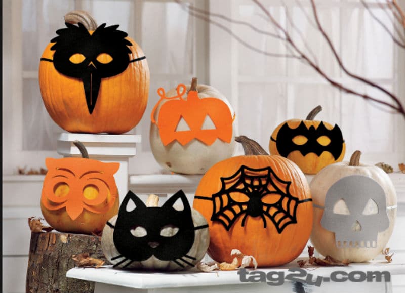 Una forma rápida y sencilla de decorar una calabaza es poniéndole máscaras de diferentes formas y ¡ya!.