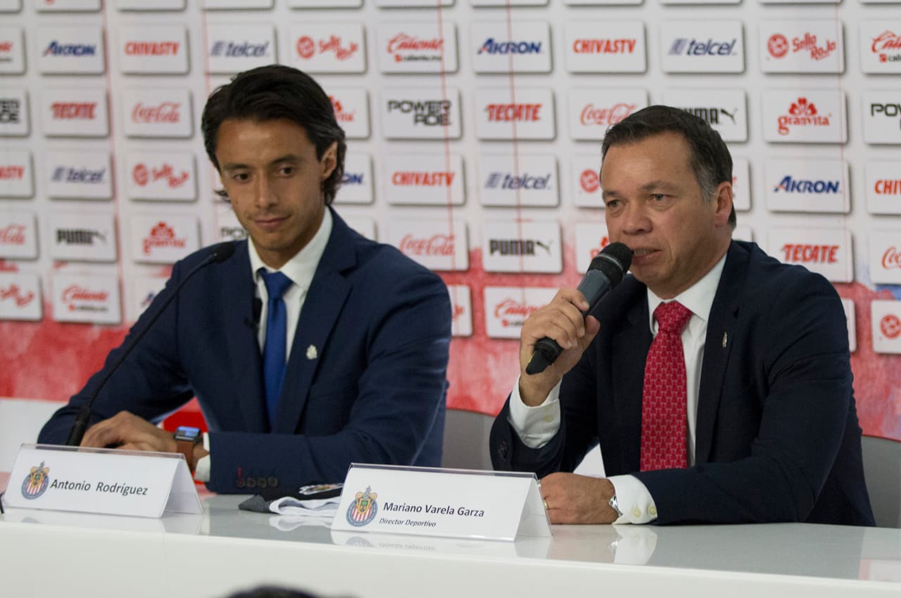 Junto al director deportivo de Chivas, Mariano Varela, fue la presentación de Toño Rodríguez con Chivas.