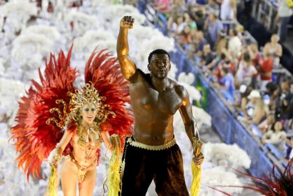 Al menos 250 grupos y comparsas personificaron los más puros símbolos del carnaval.