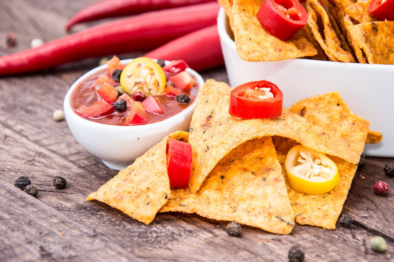 No puede faltar las tortillas chips, chip de tortillas, totopos ni nachos, como quieran llamarle. Quien no las conoce, puedes acompañarla con una salsa picantica y dejalas en la mesa, ya veras lo poco que van a durar.