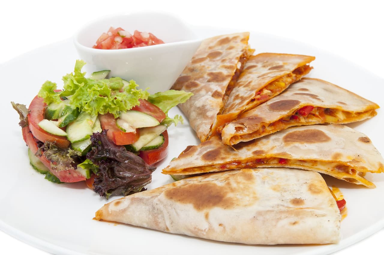 Ésta es una fiesta de sabor muy fácil de hacer. Pollo desmenuzado, queso, cilantro y crema ácida intercalada en una tortilla de harina doblada para formar una media luna. Funciona muy bien y es muy rápida de hacer.