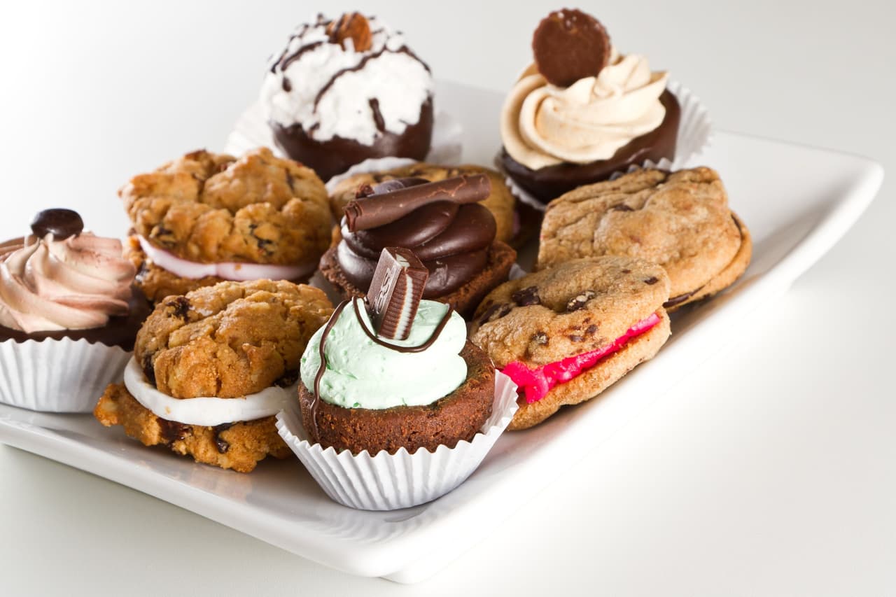 Y para finalizar una bandeja con variedades de dulces para los que le gusta endulzarse un poco. Muchos al final de la jornada andan buscando algo dulce “tengo ganas de algo dulce” ¿Has oído algo parecido a esto antes?... ¿Quien no?