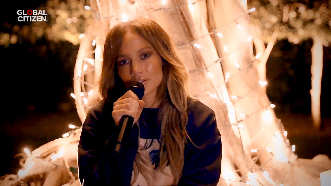 Desde Miami, Florida, 
<b><a href="https://www.univision.com/local/chicago-wgbo/univision-se-une-al-concierto-one-world-together-at-home-en-apoyo-a-los-trabajadores-de-la-salud-video">Jennifer López</a></b> interpretó su versión del tema 'People', que popularizó Barbra Streisand en los 60 y, cuya imagen, precisamente, presumía en su abrigo negro.