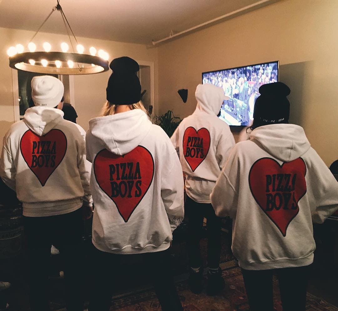 Kendall Jenner festejó con mucha pizza.