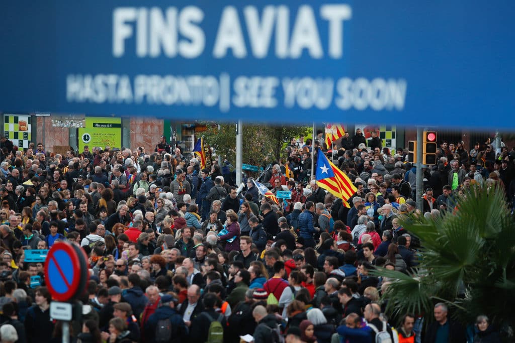 De forma pacífica, los catalanes se manifestaron con pancartas, balones y cantos al ritmo de 'Spain, sit and talk'.