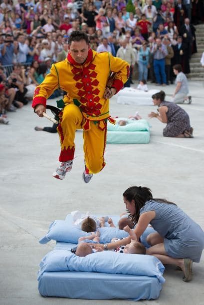 El Colacho es representado por los jóvenes más ágiles del pueblo, quienes se cubren la cara con una máscara amarilla, la cual se quitan antes de saltar sobre los bebés.