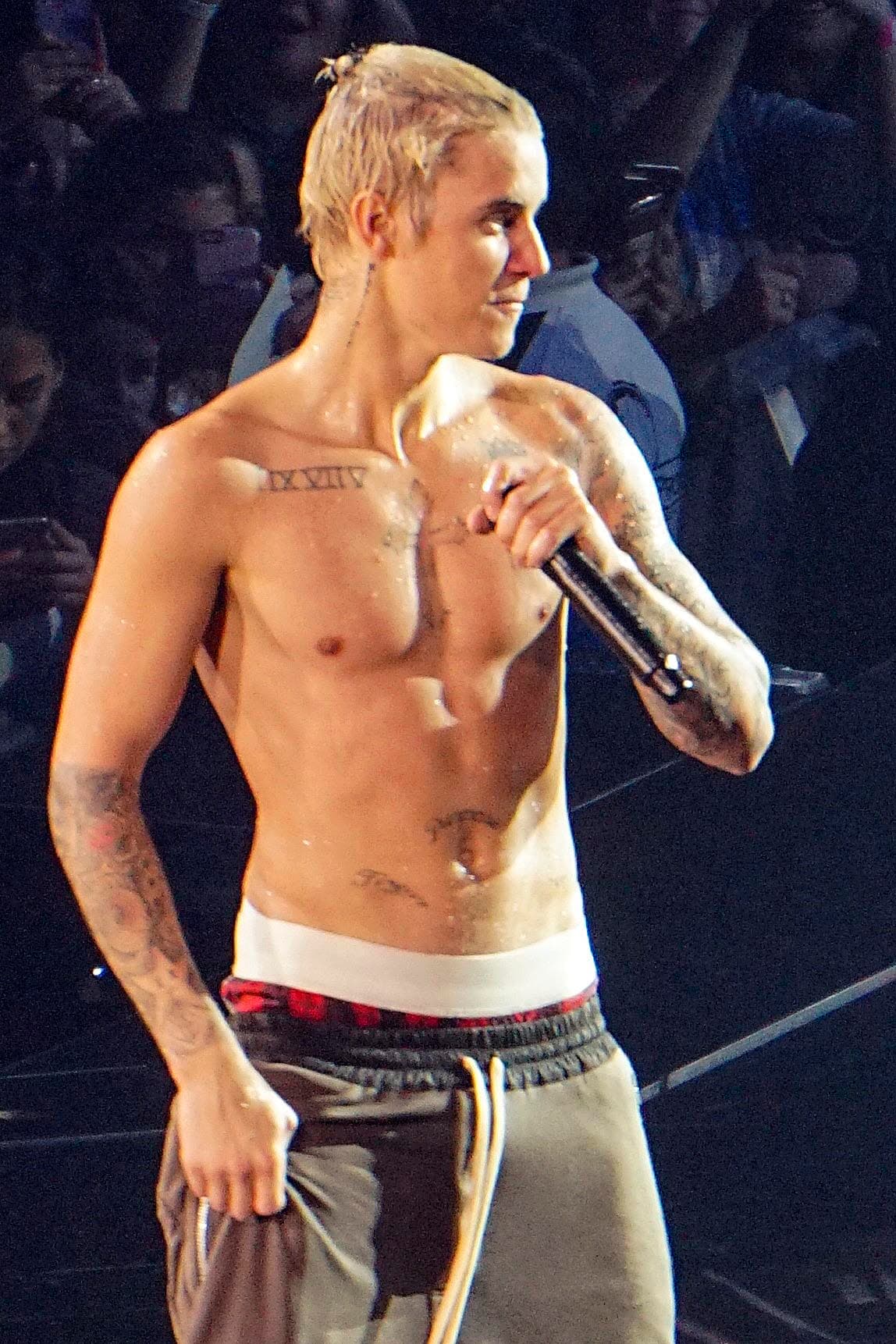 Se nota que Justin ha trabajado demasiado para presumir sus músculos a como de lugar.