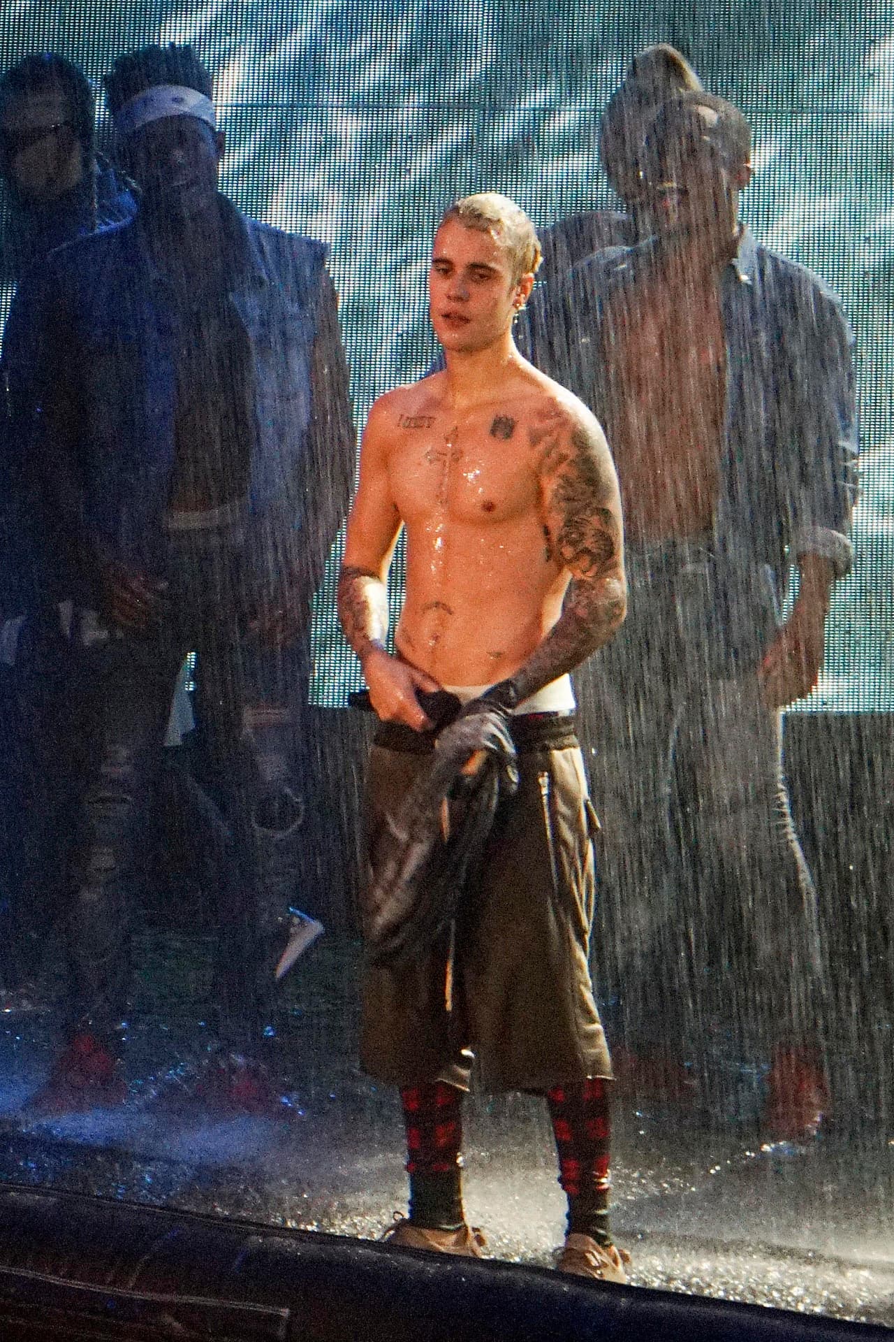 Lo que más llamó la atención fue que el ídolo se quitara la camisa.