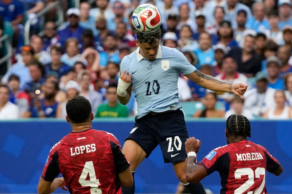 Maxi Araujo, de Uruguay, cabecea el balón durante el partido de fútbol.