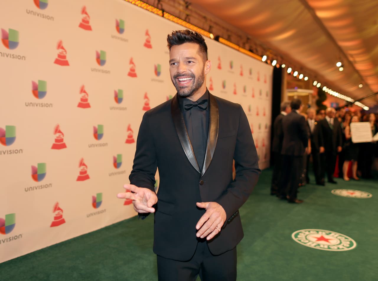 Ese mismo año, el boricua Ricky Martin acaparó los reflectores con un blazer negro con botones en las mangas, una camisa y moño de corbata.