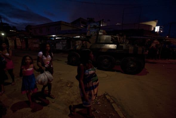 La Policía Militar apoyada por las fuerzas armadas podría invadir el conjunto de favelas Complexo do Alemao, al norte de Rio de Janeiro, "cuando caiga el sol" si unos 500 traficantes atrincherados en el lugar no se entregan, informó el vocero de la institución.