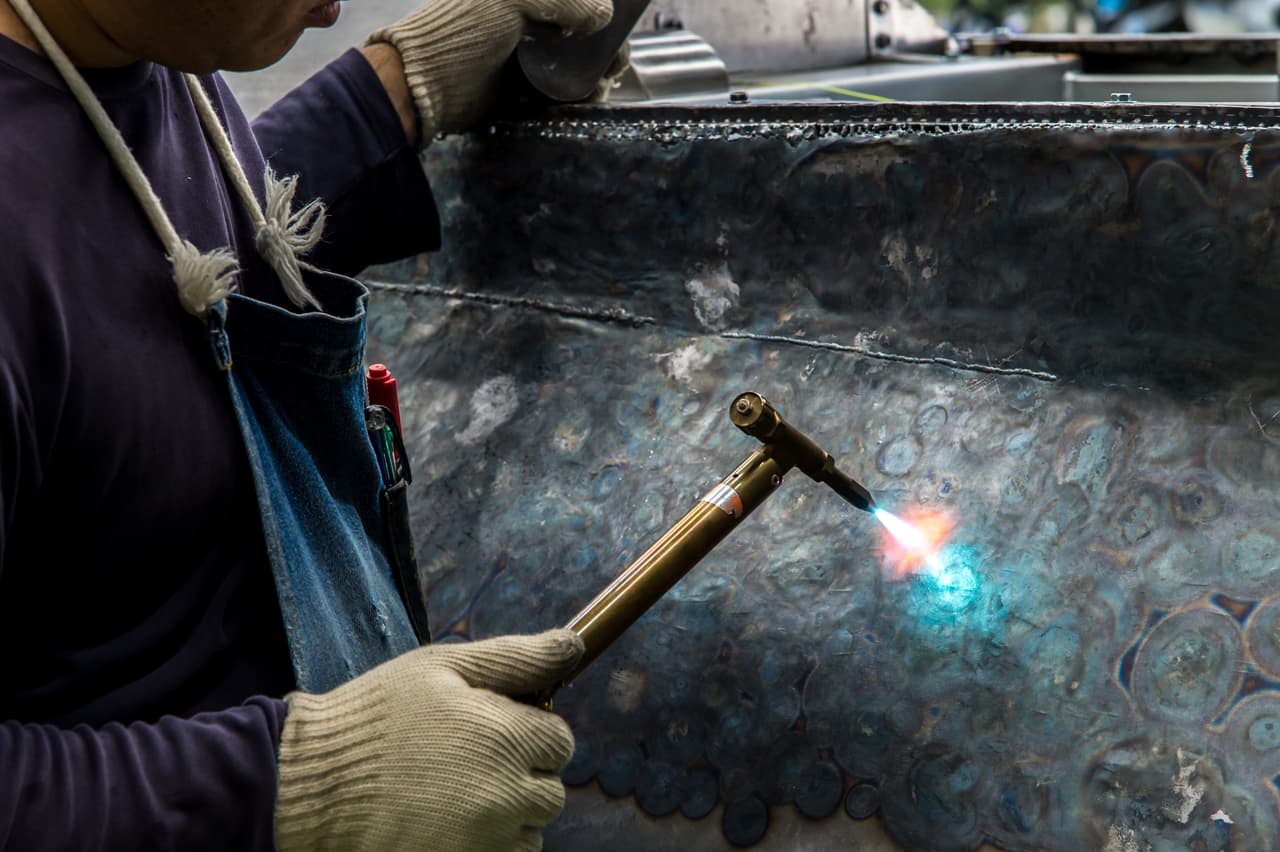 No cualquiera llega a ser un maestro artesano 
<i>Takumi</i>. El término 
<i>Takumi</i> es utilizado para referirse a 
<b>artesanos que han perfeccionado sus habilidades a través de largos años de trabajo y dedicación absoluta</b> a su arte.