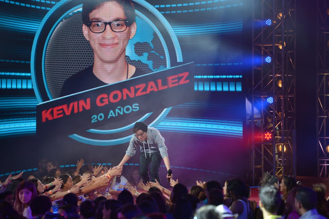 Kevin nos enamoró cuando Laura cantó con él en las audiciones de Miami Beach. Sin embargo, nadie se imaginó que se retiraría de la competencia.