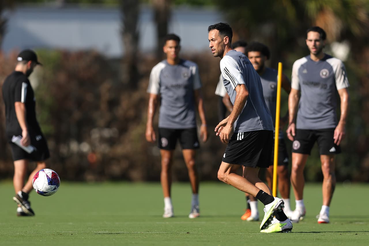 En la práctica también estuvo el volante español, Sergio Busquets, quien se reecontró con Messi, con quien jugó durante años en el FC Barcelona.