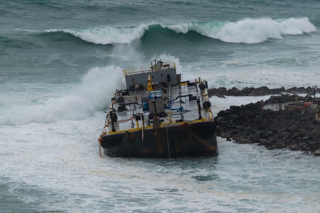 Turistas que fueron testigos del momento en que el cable que remolcaba a la barcaza Defiant se partió, llevando a que la nave encallara, comentaron que había un fuerte olor a diésel.
<br>
<br>Alfredo Santaella, de Harbor Bunkering, compañía operadora de la embarcación de 265 pies (81 metros), explicó que los tanques, aunque estén vacíos, como venían de Saint Thomas, siempre expiden olor al combustible.
<br>
<br>Y la gobernadora de Puerto Rico, Jenniffer González, rechazó que hubiese habido un derrame de combustible.