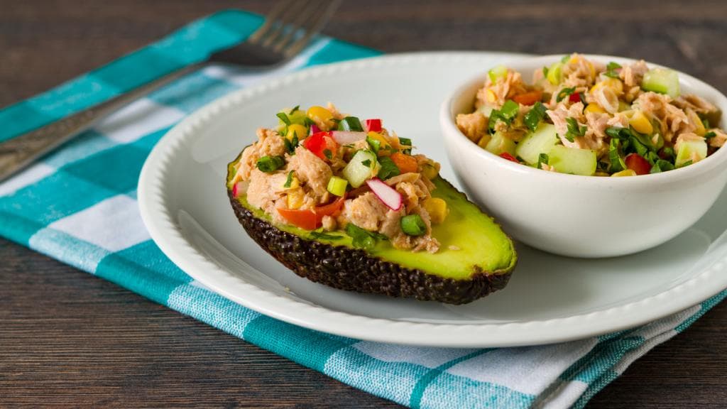 Esta
<a href="https://www.univision.com/noticias/reto-28/atun-en-cazuela-de-aguacate-reto-28">receta</a> propone rellenar mitades de aguacate con una ensalada de atún blanco, lechuga, tomate y pepino. Un acierto seguro: proteínas, grasas saludables, montones de nutrientes y un sabor delicioso.