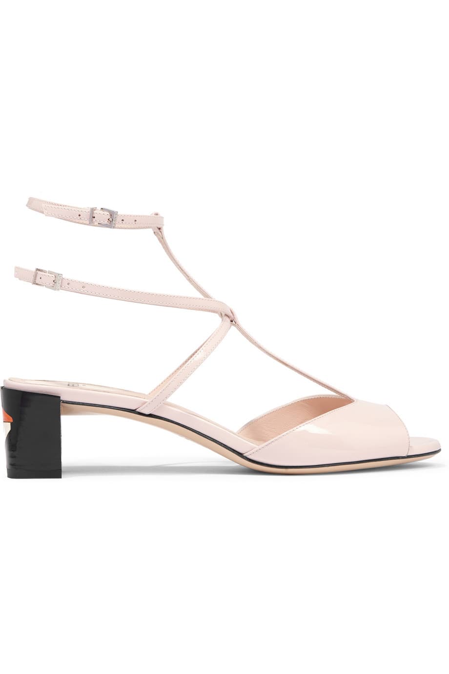 Las sandalias de Fendi tienen un diseño muy sesentero. Con correa en forma de T, tacón de bloque y el icónico ojo de la marca en la parte posterior, estos zapatos son perfectos para llevar con vetsidos o cropped jeans.