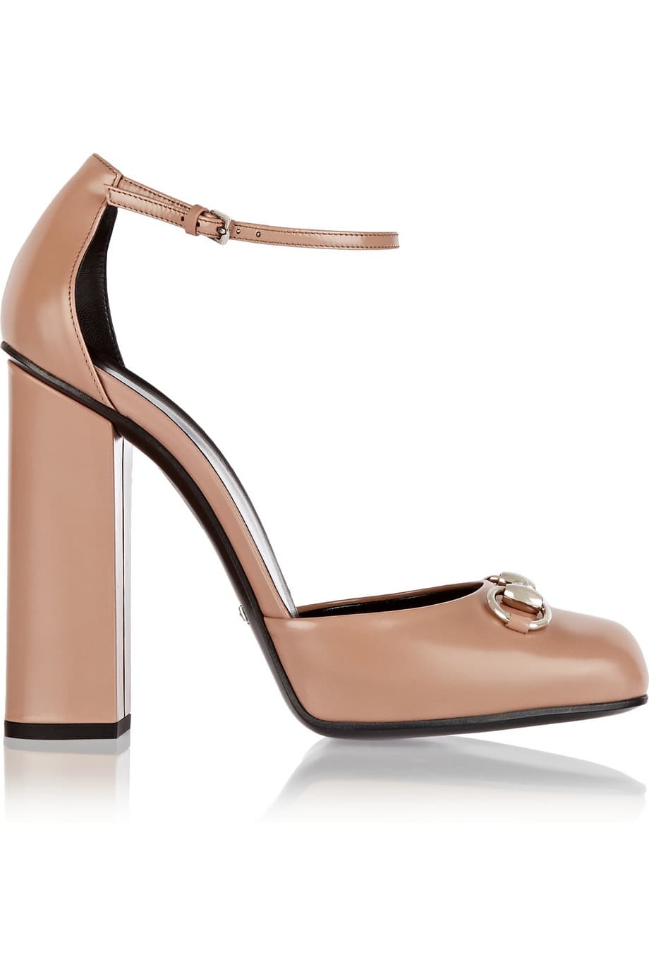 Con un toque retro, Gucci propone unos Mary Jane pumps, en tono rosa palo con la herradura que simboliza a la casa italiana. El tacón ancho y el asa alrededor del tobillo,hacen de este modelo chic y combinable con todo tu guardarropa.