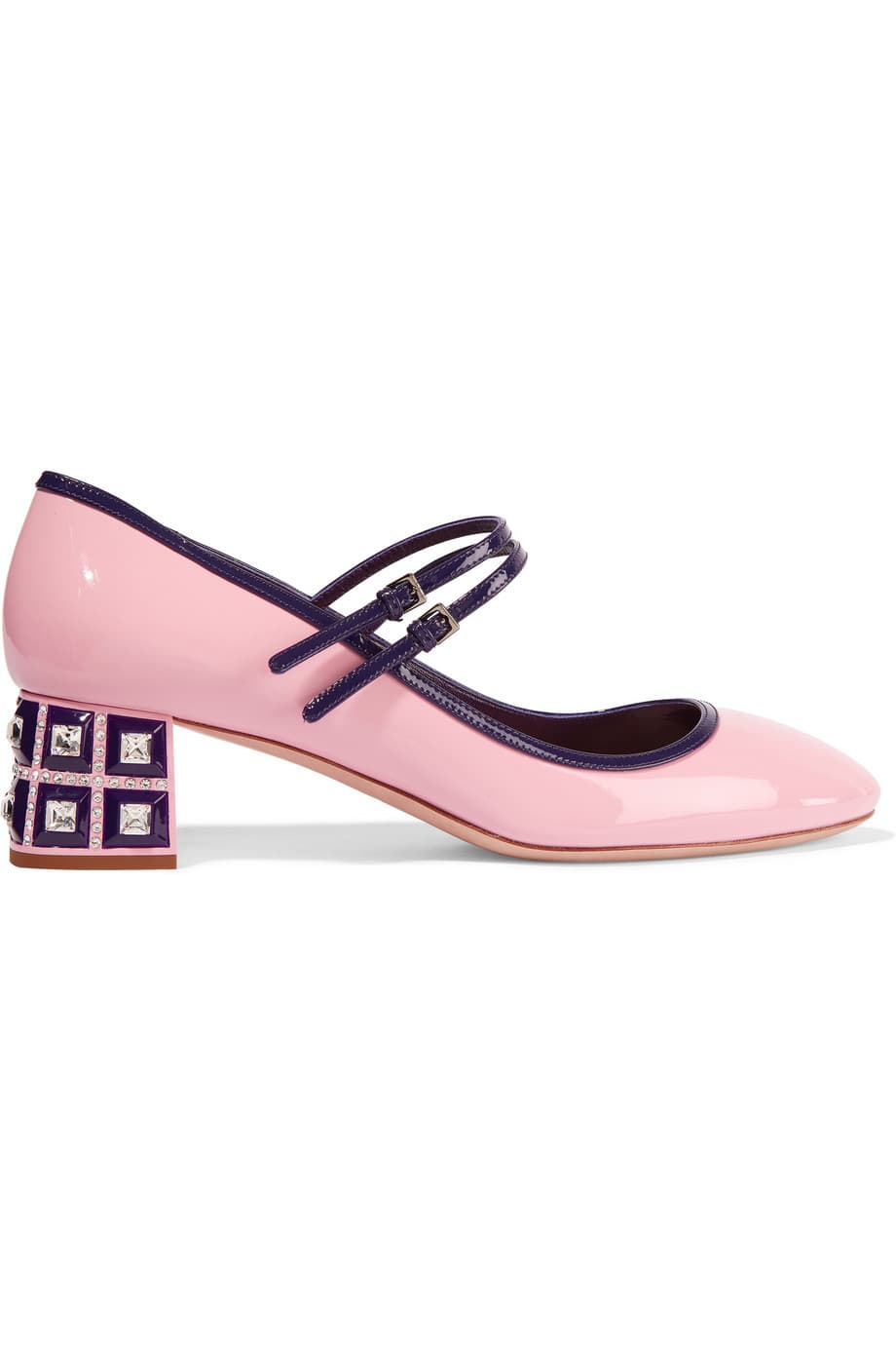 Los Mary Jane de Miu Miu reflejan el espiritú ecléctico y glamuroso de la marca italiana. Hechos con piel rosa y adornados con cristales, estos zapatos son perfectos para llevarlos con vestidos cortos.