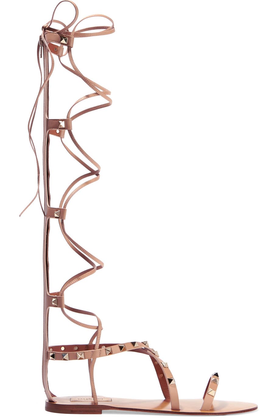 Valentino adapta su zapato insignia Rockstud, en un must de la temporada; las gladiadoras. Estas sandalias son ideales para llevar con shorts o bermudas.