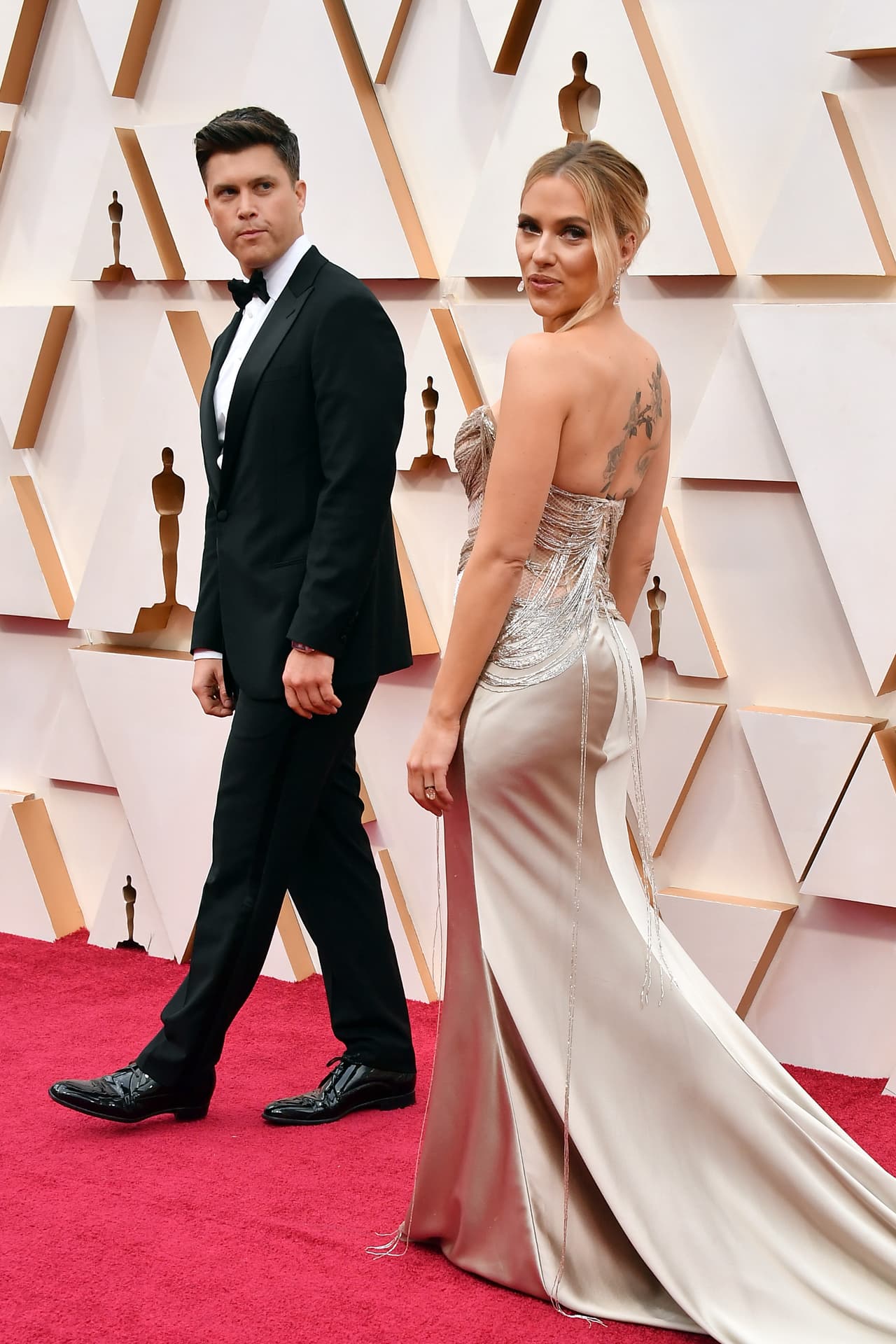 Colin Jost y Scarlett Johansson.