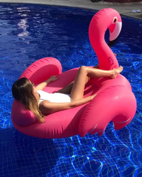 Mientras disfrutaba del clima, su prometido le envió un lindo mensaje: "El flamingo más hermoso 😜😍❤ @ximenanr #teextraño #novia #futuraesposa".
