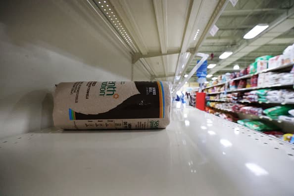 También necesitará artículos de uso doméstico como pasta de dientes, pañales, detergente para la ropa, alimentos para mascotas y artículos de limpieza, pero solo para unas dos semanas si no tiene en su casa ya o no le queda suficiente.