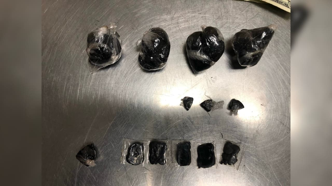 Casi cuatro onzas de heroína negra o alquitrán negro fueron decomisadas a un conductor en Livermore.