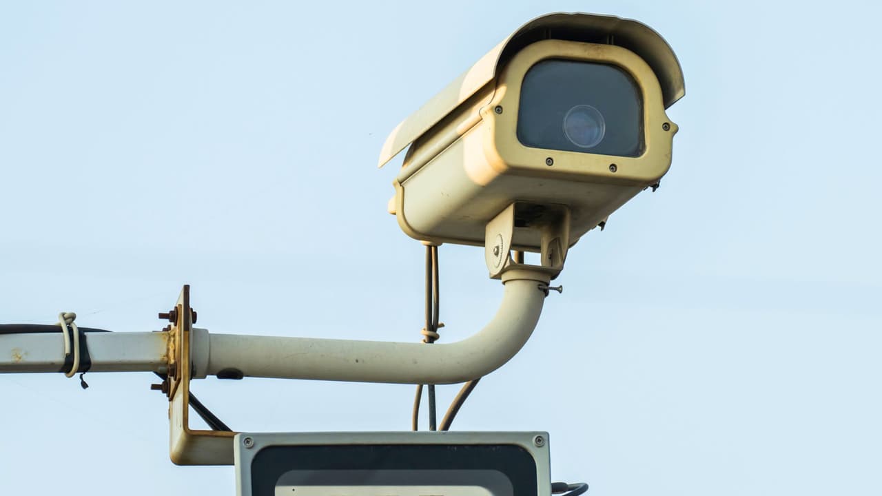 <h3 class="cms-H3-H3">Qué hacer antes de ir</h3> El Tribunal Municipal recomienda
<b> verificar primero si existe una citación activa a través del sistema de búsqueda en línea</b> disponible en el sitio oficial de la ciudad: 
<a href="https://www.dallascityhall.com/departments/courtdetentionservices/Pages/Citation-and-Docket-Search.aspx" target="_blank">haz clic aquí</a> 
<br>Algunas multas 
<b>pueden tardar varios días en aparecer en el sistema.</b> 
<br>Para quienes han cargado una multa durante meses, esta ventana representa una oportunidad concreta. 
<br>👉🏻 No elimina la responsabilidad, 
<b>pero abre la puerta para empezar a resolverla.</b>