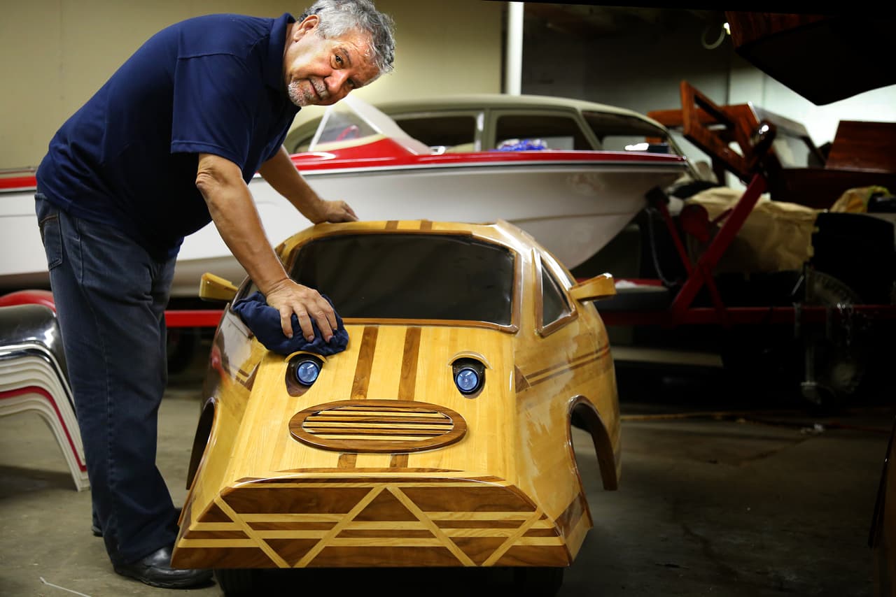 Isaac Cohen, conserva y cuida sus creaciones con mucha dedicación.