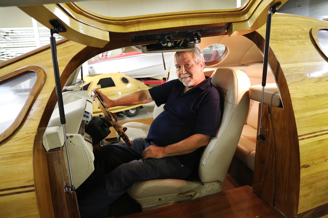 Cada año, durante el tradicional desfile de autos "Houston Art Car Klub, Isaac Cohen conduce a Splinter ante la admiración de miles de espectadores.